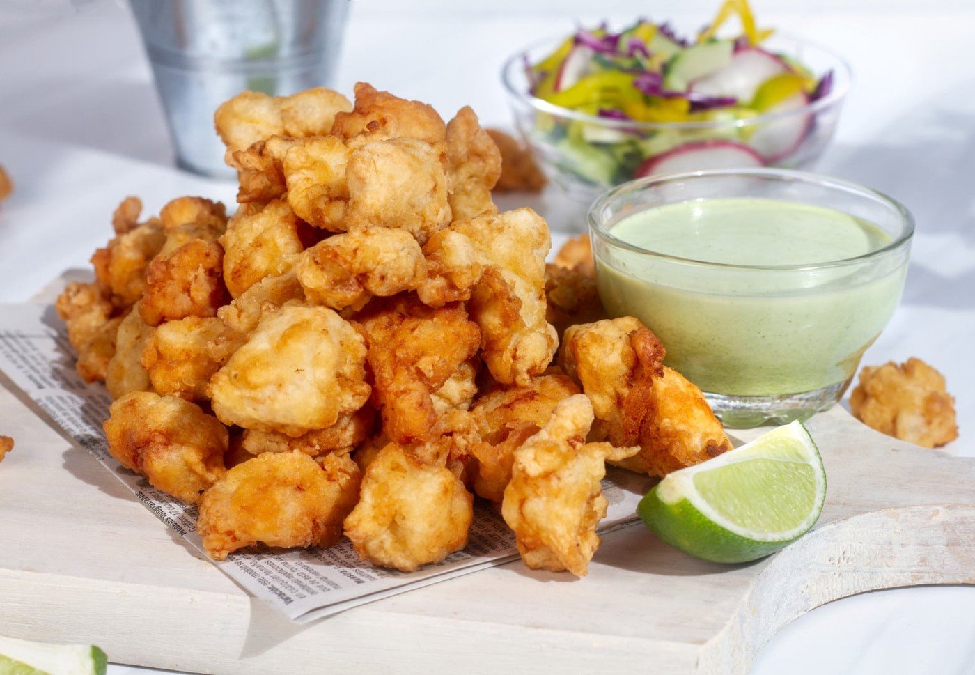 Chicharrón de brujo con mayonesa de hierbas criollas