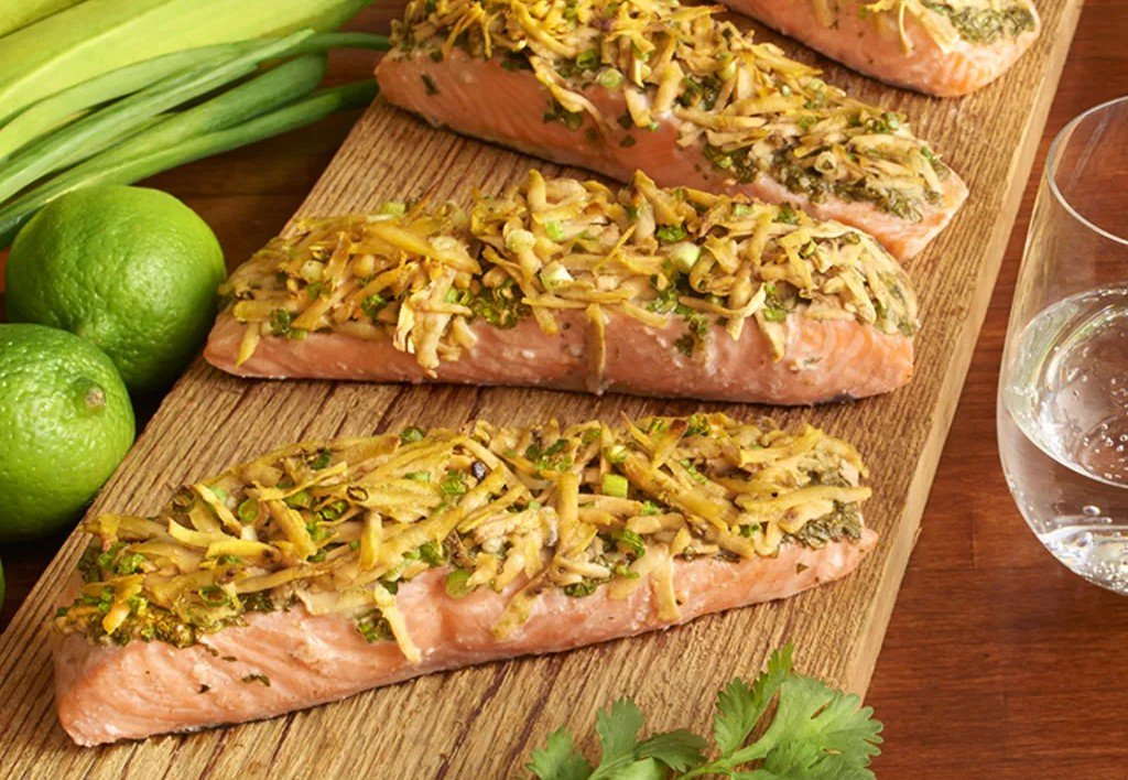 Salmón en costra de chifles y salsa de maracuyá